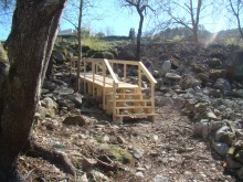 Construccin dunha pasarela de madeira para acceder  zona das termas.
