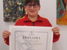 Miguel ngel encargouse de recoller o diploma de agradecemento ao CEIP de Castrelo de Mio.